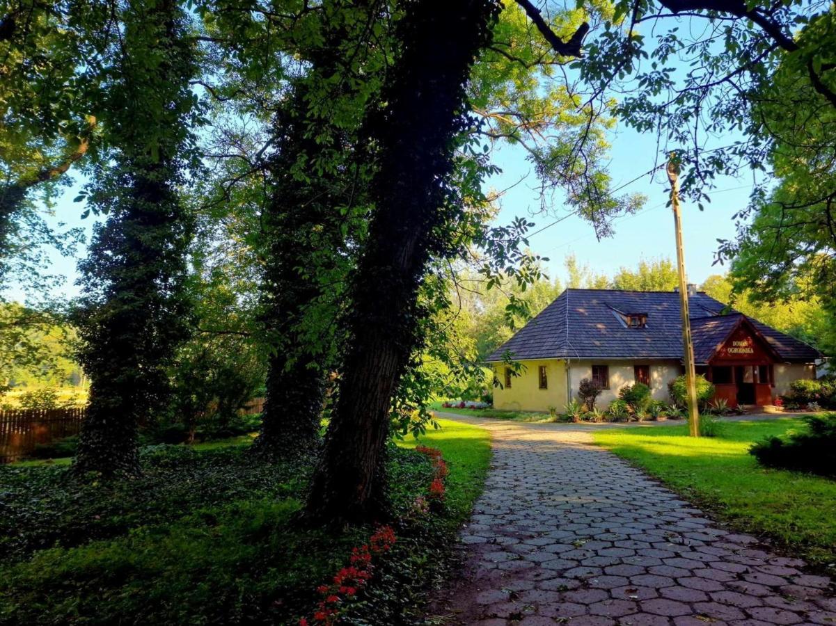 Hostel Domek Ogrodnika Przy Muzeum W Przeworsku Zespole Palacowo - Parkowym Buitenkant foto